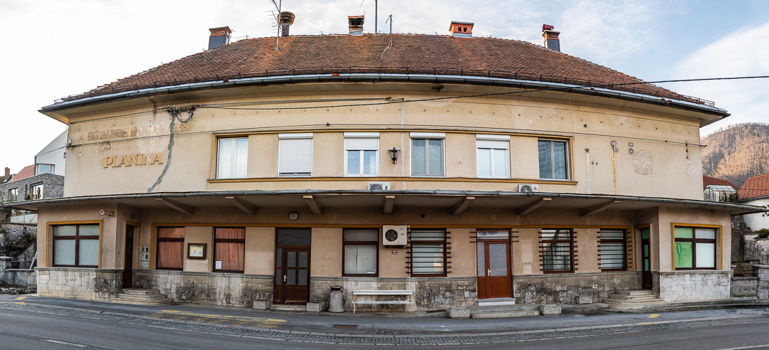 Jugoslavija je leta 1940 zgradila novo poslopje mejnih služb. Gre za največjo namensko stavbo mejnega nadzora ob celotni rapalski meji.