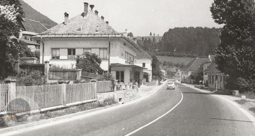 Pogled na stavbo carine okoli leta 1970. Do odprtja avtoceste Vrhnika - Postojna leta 1972 je bila tu glavna cesta proti morju.Vir: Notranjski muzej